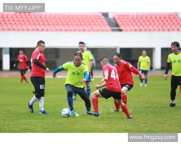 全南天龙迎战牙山球队激烈对抗展现足球魅力与团队精神